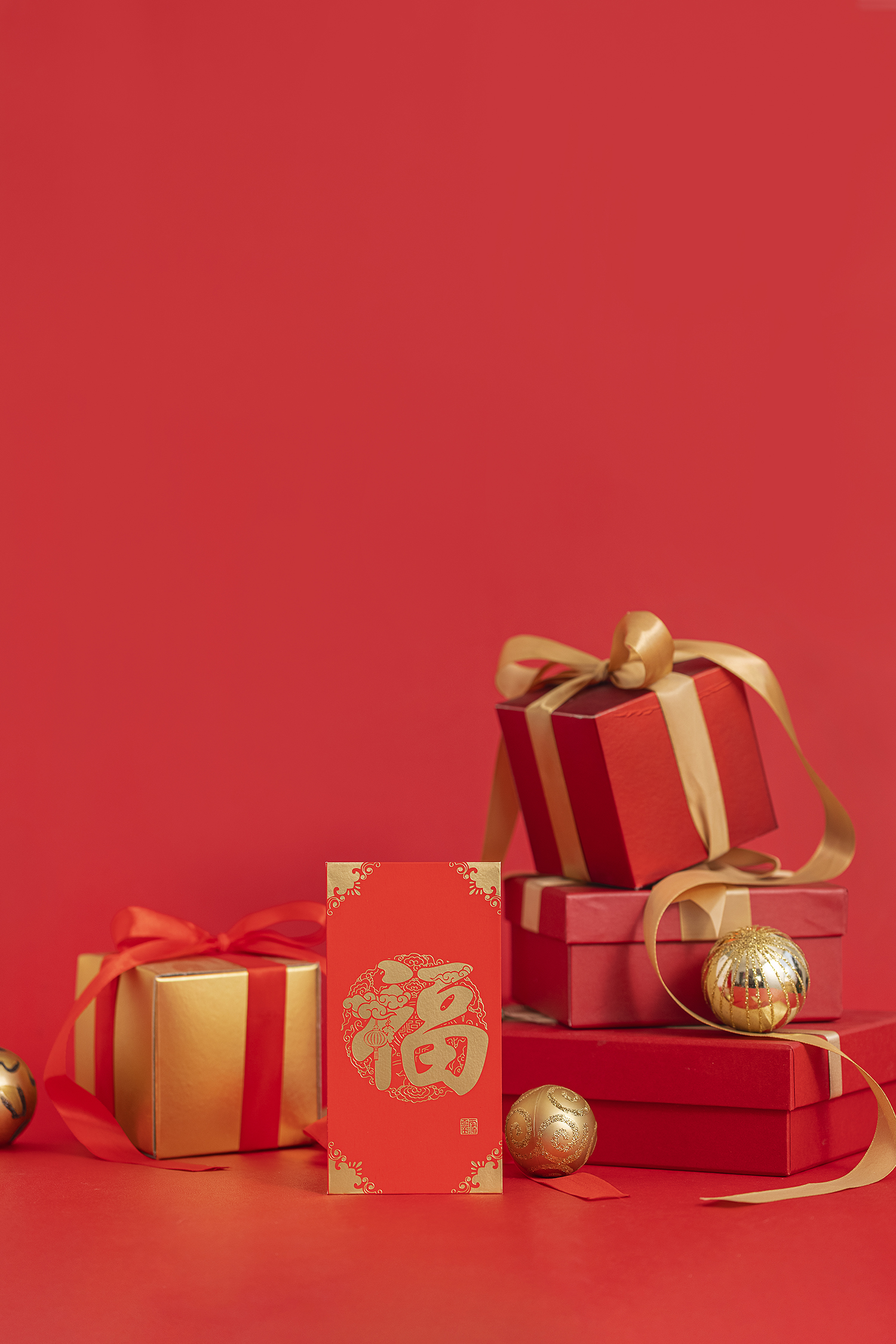 红色喜庆 有礼物的背景，适合感恩特惠促销答谢卡
