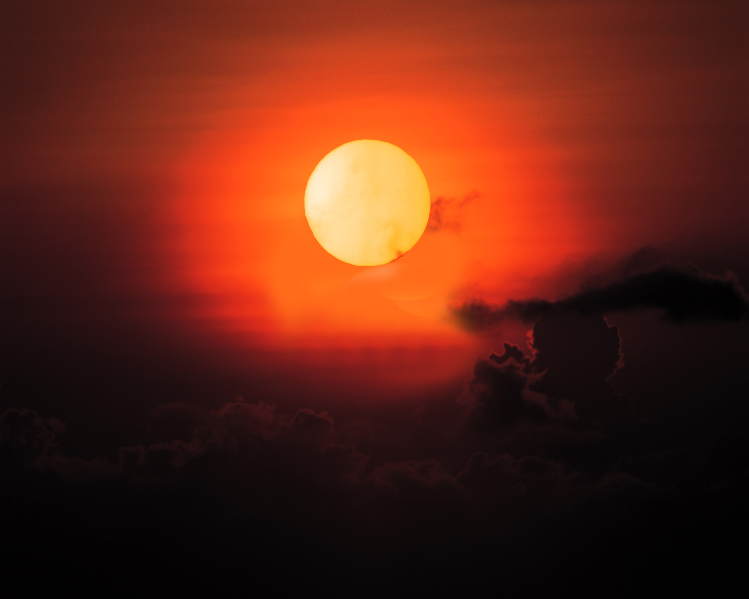 强烈视觉火红背景乌云围绕 太阳当空 火烧云